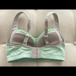 Lululemon Ta Ta Tamer 32DD Sports Bra